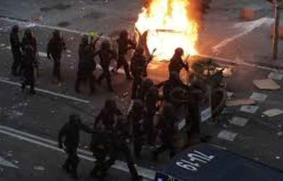 Spagna, scontri a Barcellona: feriti due agenti. Arrestate già 128 persone
