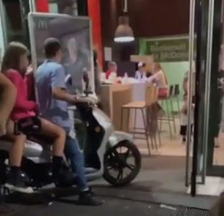 Napoli, ragazzini entrano in scooter nei locali di Mc Donald’s di piazza Municipio.IL VIDEO
