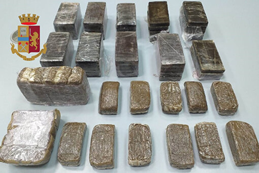 Napoli, vede la polizia e scappa: nello scooter abbandonato a Secondigliao trovati 7 chili di hashish