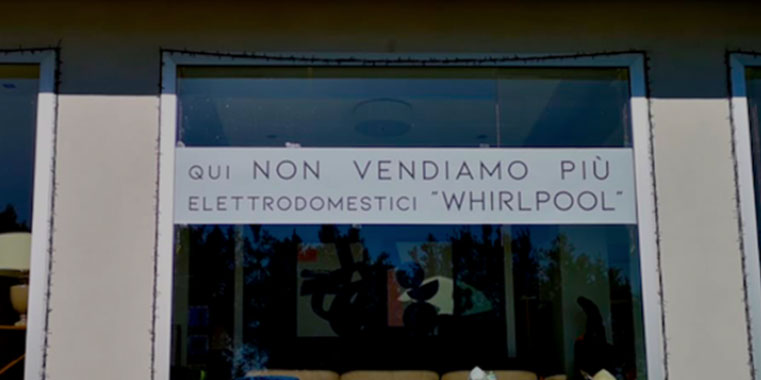 Protesta solidale di un commerciante in Calabria: ‘Qui non vendiamo più elettrodomestici Whirlpool’
