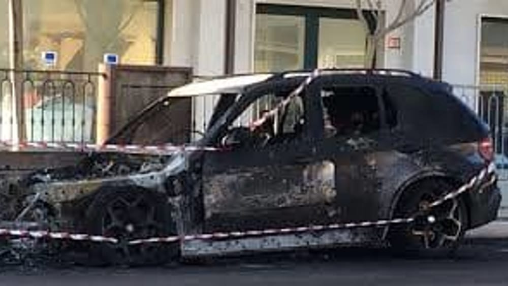 Suv di un noto ristoratore ridotto in cenere, si indaga