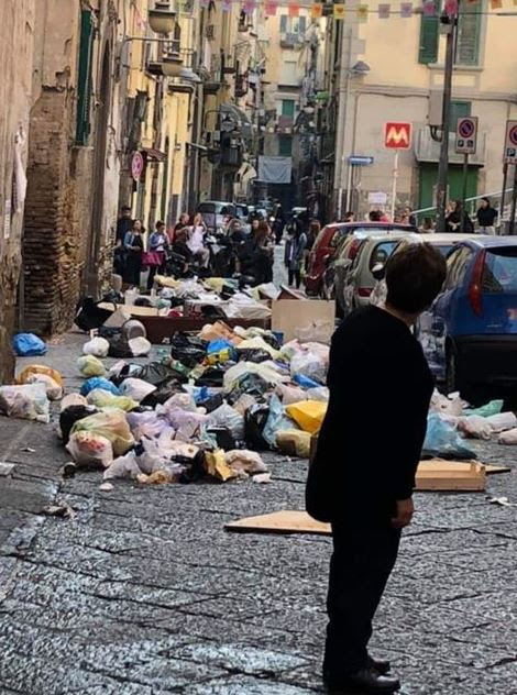 Napoli, tensione ai Quartieri Spagnoli, cumuli di rifiuti gettati in strada dai residenti nei pressi della scuola Paisiello