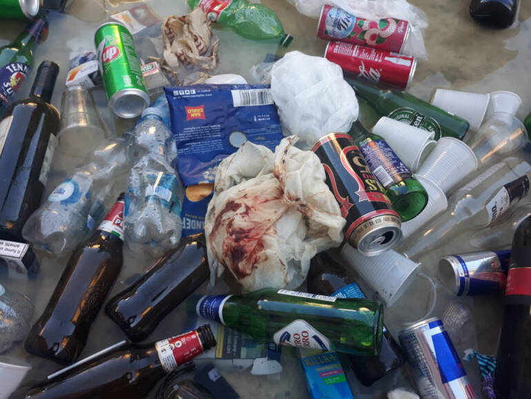 Non c’è pace per la fontana di Monteoliveto, la vasca ridotta ad una discarica