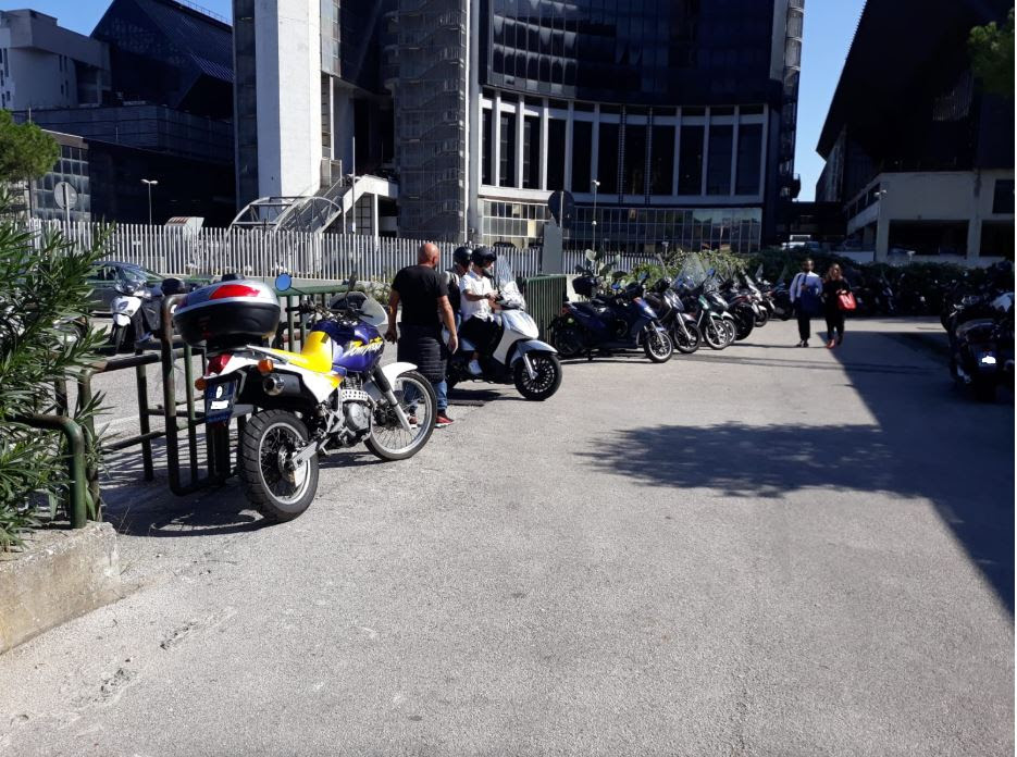 Napoli, parcheggiatori abusivi scatenati dinanzi al tribunale