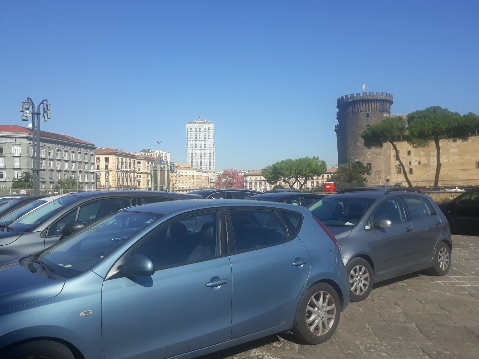 Sopralluogo a Palazzo Reale, continua lo scempio del parcheggio selvaggio nei cortili: presenti più di 150 vetture, solo una ventina esponevano il contrassegno H