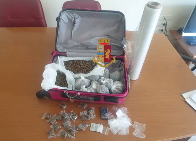 Droga, giovane gambiano arrestato con 900 grammi di marijuana nel quartiere Vicaria a Napoli