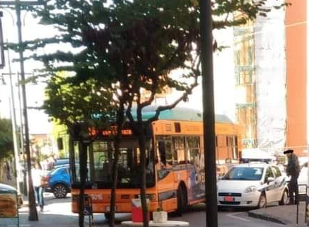 San Giorgio, vigili urbani parcheggiano in divieto di sosta e bloccano il passaggio del bus di linea