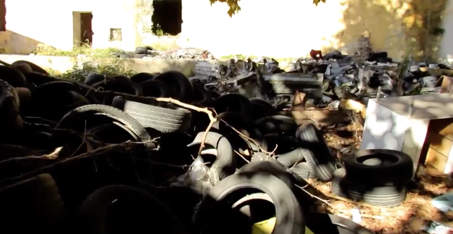 Napoli, Villa Russo è una bomba ecologica al centro di Miano, tra rifiuti pericolosi e carcasse di automobili.IL VIDEO DELLO SCANDALO