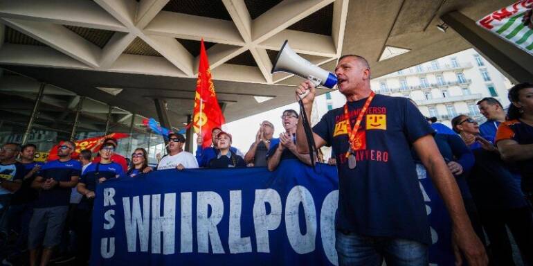 De Luca: ‘Pronti 20 milioni di euro per far rimanere Whirlpool a Napoli’. Gli operai: ‘Non ci muoviamo da qui’