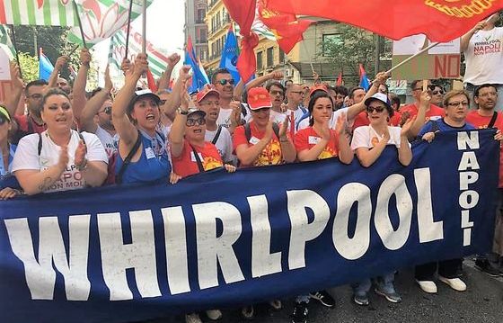 Whirlpool, lavoratori manifestano all’esterno dell’azienda. Gugliemi (Fiom Cgil Campania): “Azienda rispetti gli accordi. Il 29 lavoratori a Roma sotto sede Mise”