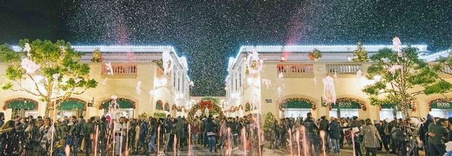 A La Reggia Designer Outlet di Marcianise, l’accensione del grande Albero di Natale diventa un evento spettacolare