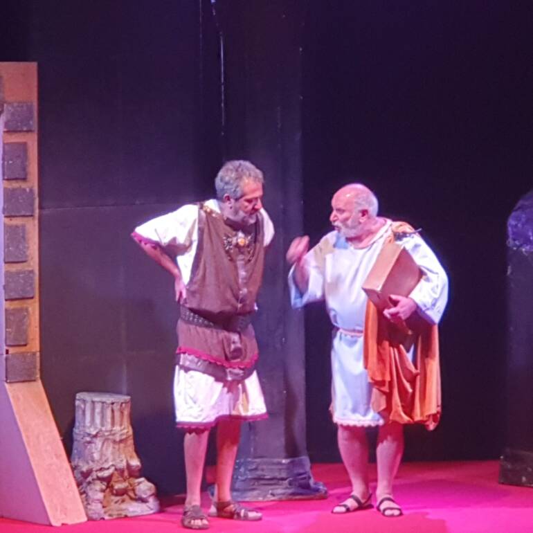 Sold out al Teatro Jovinelli di Caiazzo per l’Anfitrione. Opera classica di Plauto rivisitata da Fabio Pisano per la regia di Enzo Varone