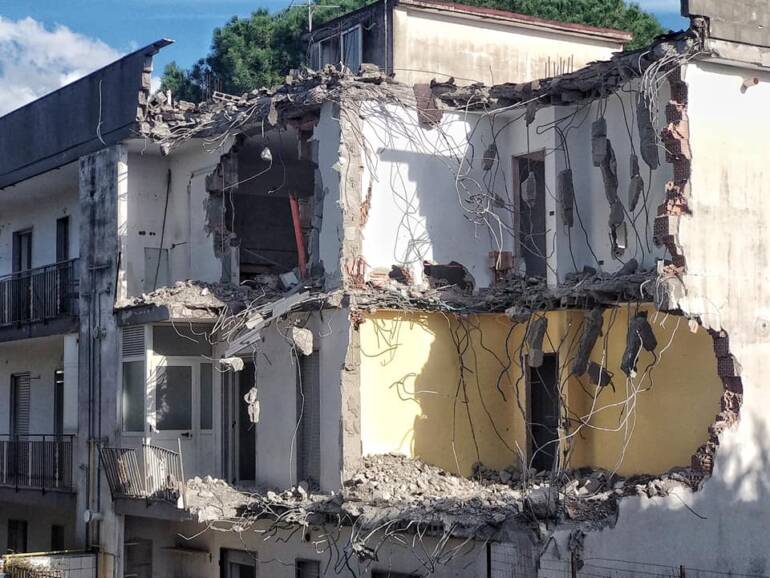 Terzigno, è allarme polveri sottili tra i residenti della zona degli abbattimenti in via Panoramica