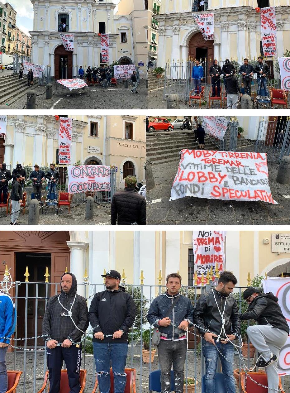 Moby-Tirrenia, protesta dei marittimi che si incatenano ai cancelli chiesa del Carmine a Torre del Greco