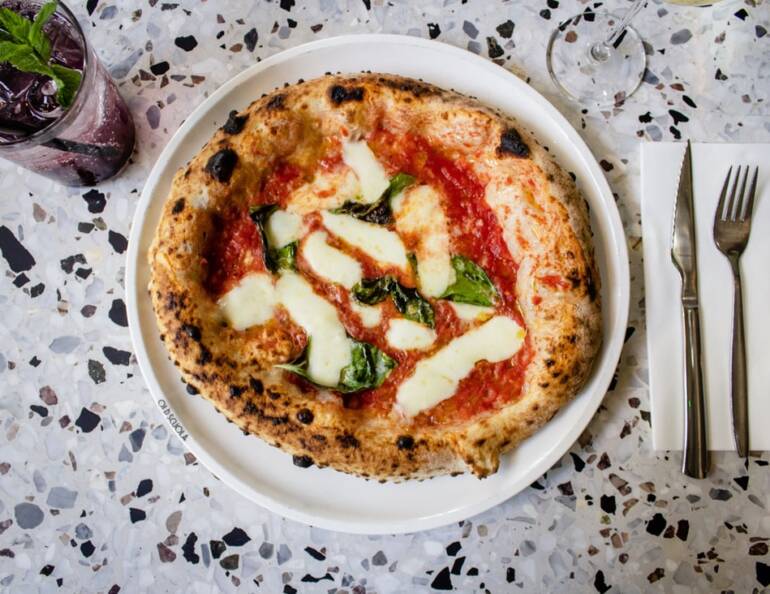 Pizza, le associazioni: “Anche a Napoli dovrebbe costare di più”
