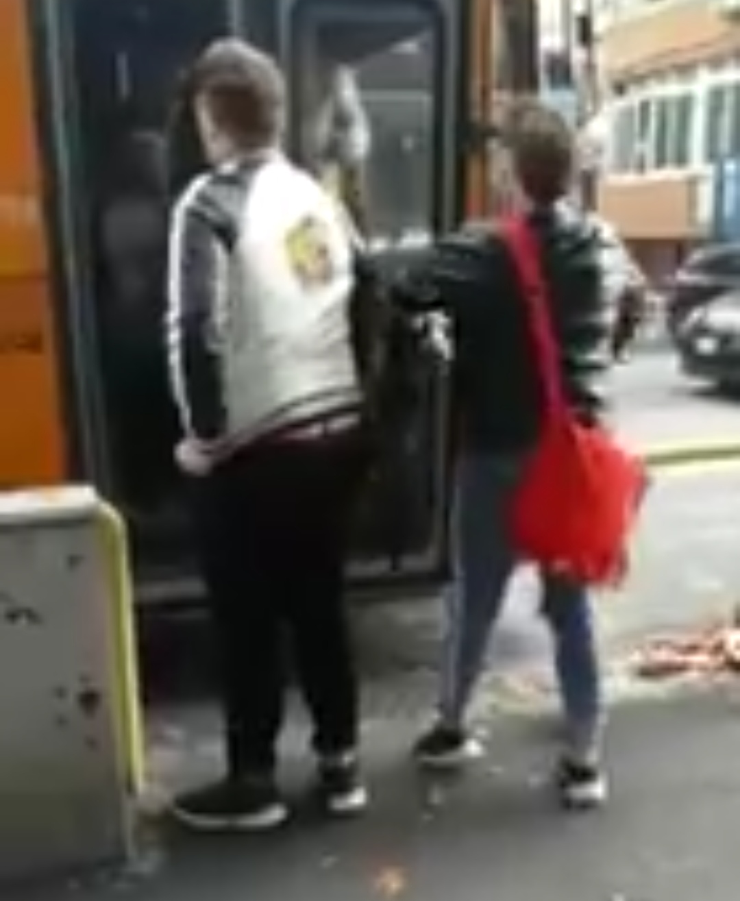 Video della vergogna, giovane prende a calci un autobus dell’Anm a Napoli. Borrelli e Simioli: ‘Inciviltà e violenza dilaganti’