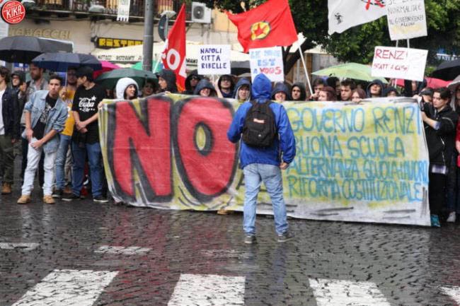 Studenti in piazza in tutta la Campania: “Siamo il futuro senza futuro” per “cambiare la scuola e per cambiare il sistema“