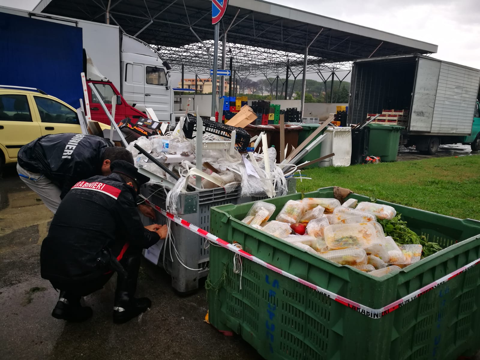 Gestione illecita rifiuti: scattano i sequestri del N.I.P.A.A.F nel mercato ortofrutticolo di Maddaloni