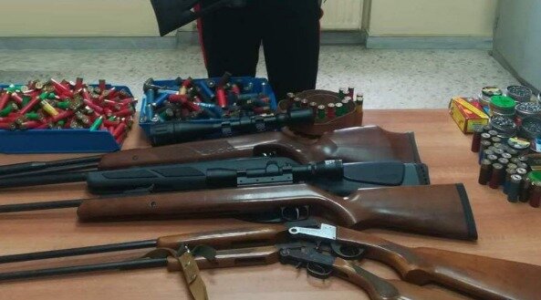 Custodiva in casa un arsenale, 7 fucili e 1400 cartucce: denuncia e ritiro del porto d’armi