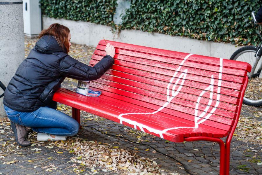Anche piazza Vanvitelli a Caserta avrà la panchina rossa: simbolo per ricordare la violenza di genere
