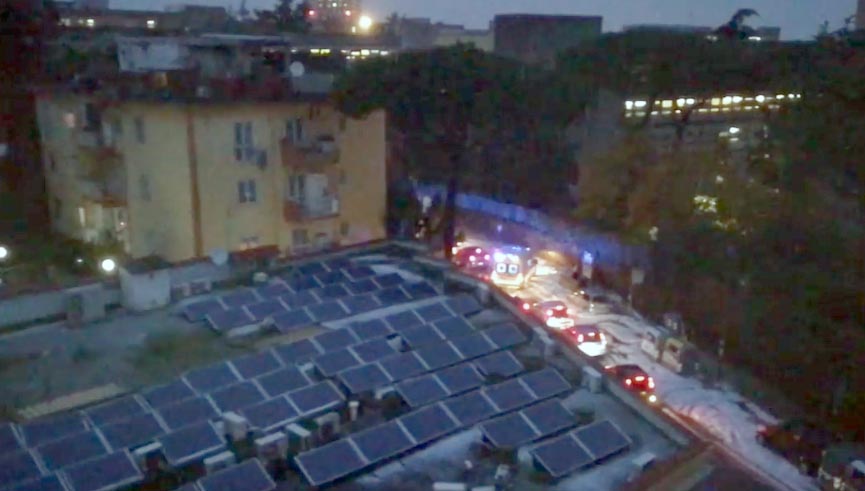 Ambulanza bloccata nel traffico a Napoli. Borrelli (Verdi): ‘Occorre profilare dei reati penali per chi impedisce il transito dei mezzi di soccorso’