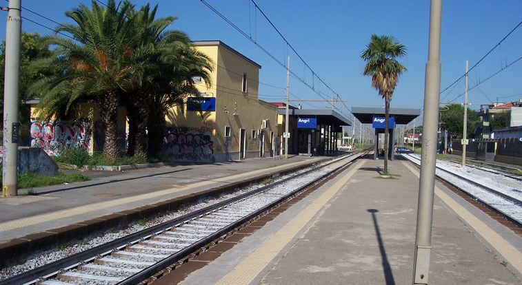 Angri, si avvicina troppo alla banchina e batte la testa contro treno in arrivo: grave 17enne