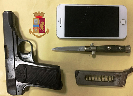 Pozzuoli: la polizia sequestra pistola e coltello ed arresta un 21enne