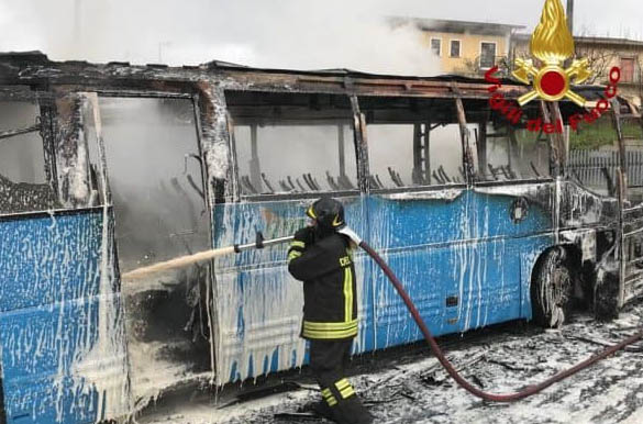 Autobus in fiamme sulla Cilentana: non c’erano passeggeri a bordo
