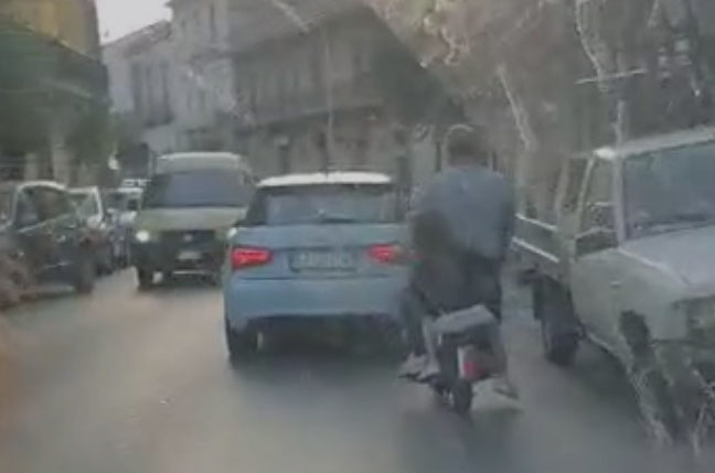 In giro sullo scooter senza targa, senza casco e con una bambina abbarbicata al sellino. IL VIDEO