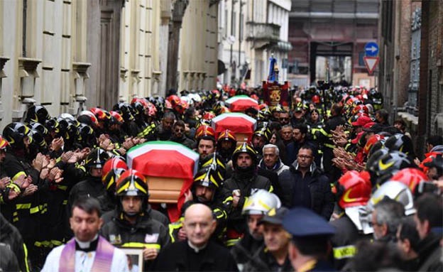 I funerali dei tre Vigili del fuoco tra commozione e applausi