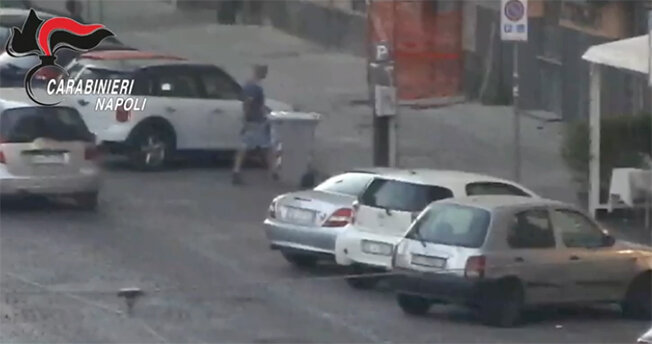 Napoli, stretta dei carabinieri sui parcheggiatori abusivi: 83 denunciati e 36mila euro sequestrati