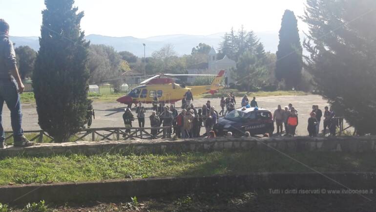 Va al cimitero e si cosparge di benzina: è grave
