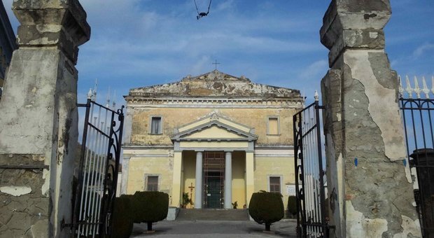 Problemi di sicurezza, il sindaco di Pozzuoli chiude il cimitero