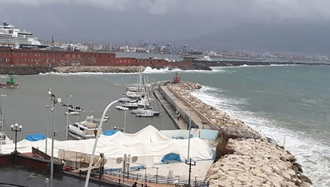 Napoli, la forte mareggiata danneggia anche i circoli Canottieri, Posillipo e Rari Nantes