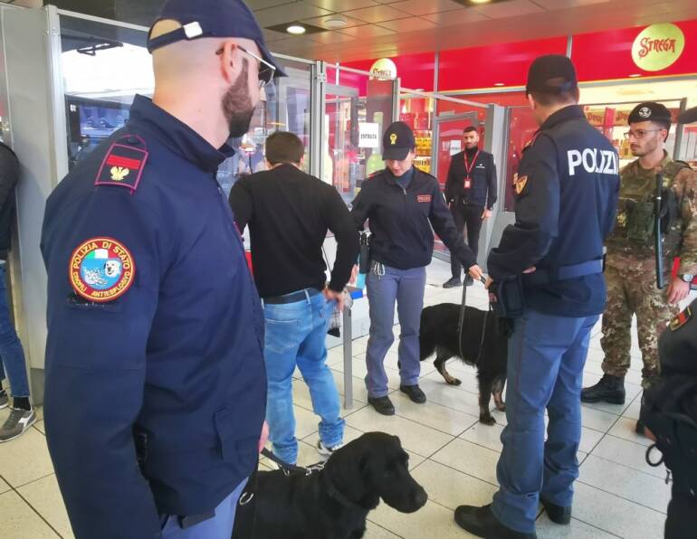 Napoli, autoerotismo in treno davanti ai viaggiatori: denunciato