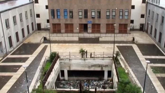 Napoli, una discarica abusiva in piazzetta del Casale a Secondigliano, dinanzi le sedi dell’Asl e della Municipalità