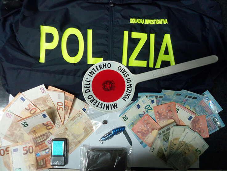 Battipaglia, incensurato in giro con 800 euro in tasca, a casa aveva un panetto di hashish: finisce ai domiciliari
