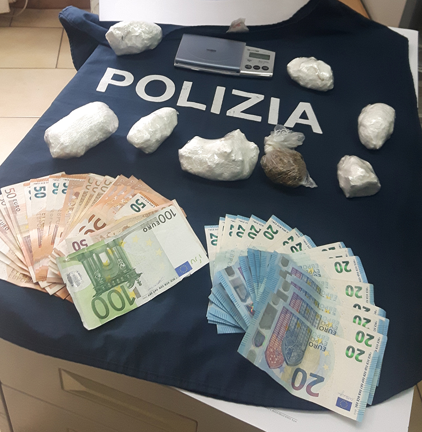 Salerno, coniugi pusher sorpresi 500 grammi di cocaina in casa