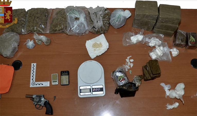 Scoperta ne Casertano base di narcos: tre arresti. Sequestrati 10 chili di droga e una pistola