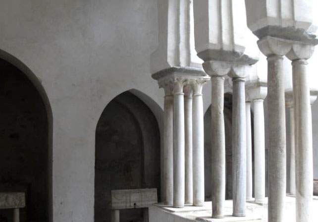 Tracce di sepolture medievali al Chiostro del Duomo di Amalfi: iniziano le indagini archeologiche