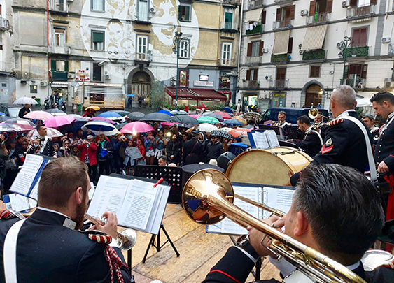 Napoli, la Fanfara dei Carabinieri nel Rione Sanità. Le celebrazioni del 4 novembre tra la gente