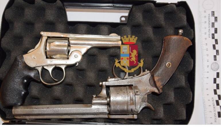 Pistole nel bagagliaio dell’auto: arrestata dalla polizia coppia romana in trasferta a Palma Campania