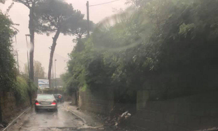 Napoli, bomba d’acqua nella notte sulla città: frana nella zona alta, 50 persone in strada