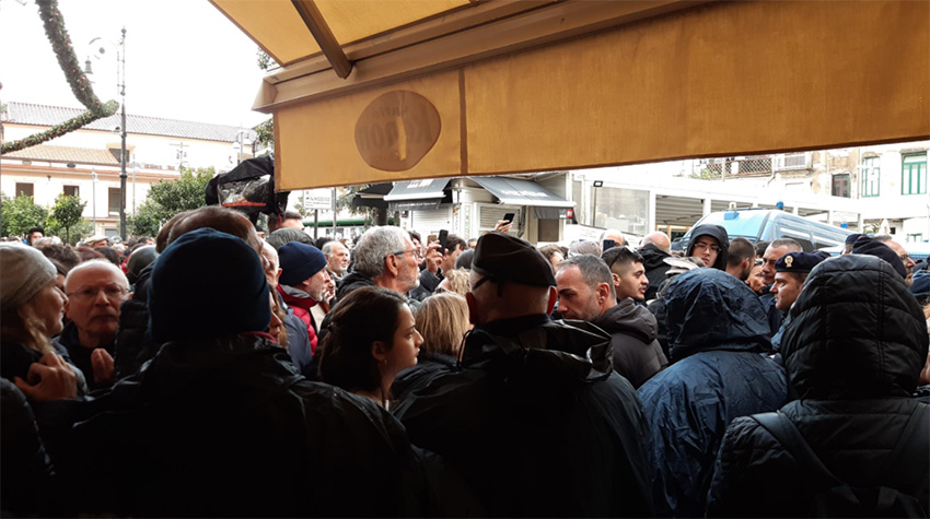 Il movimento dei ‘Fravagli’ di Sorrento canta ‘Bella Ciao’ aspettando Salvini. IL VIDEO