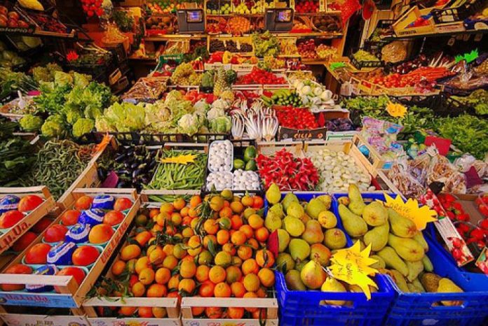 Vendevano frutta, verdura e botti illegali ai mercatini rionali: denunciati padre, figlia e genero