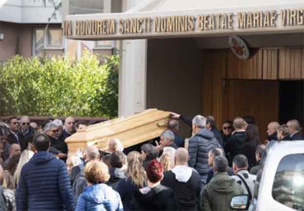 Folla ai funerali di Luca Sacchi, assente la fidanzata Anastasia