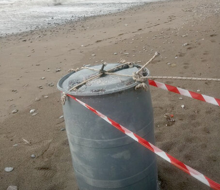 Allarme nel Cilento: fusto contenente sostanze pericolose ‘spiaggiato’ a Villammare