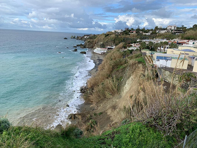 Ischia, frana il costone di Cava dell’Isola. I Verdi: ‘Disastro annunciato’