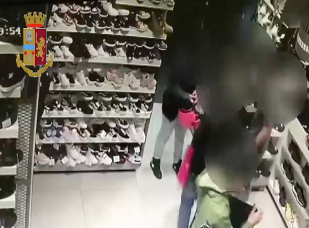 Napoli, rapinano un cellulare in un negozio di via Toledo: arrestati. IL VIDEO