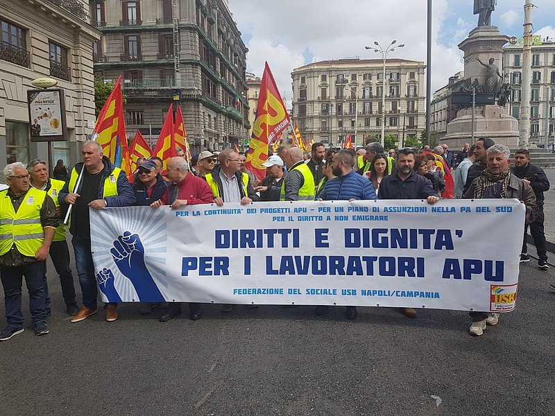 Napoli, i lavoratori precari Apu occupano la sede regionale del Pd
